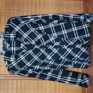 Super flattering blak & white plaid cotton blouse